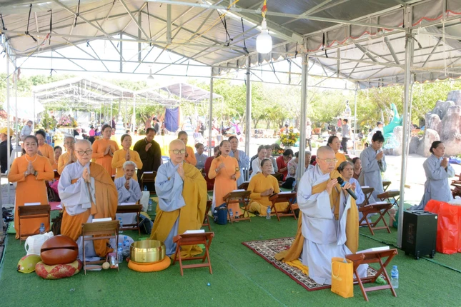 Chư Ni và Phật tử tụng niệm nhân ngày vía Đức Quán Thế Âm