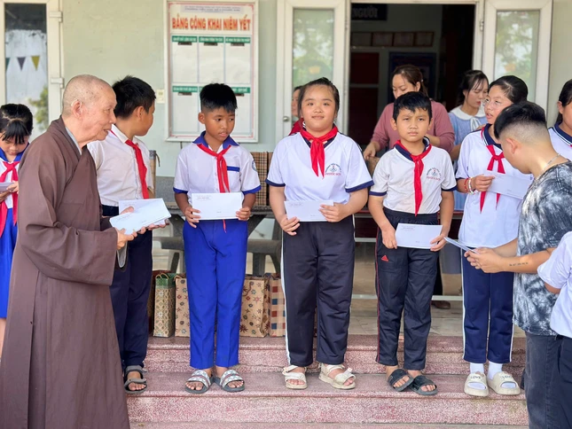 Hòa thượng Thích Giác Trí trao học bỏng cho học sinh