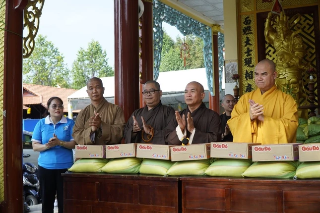 Ban Trị sự Phật giáo tỉnh trao 200 phần quà đến bà con P.Cao Lãnh