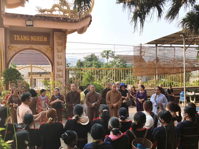 Đoàn từ thiện trò chuyện với bà con đồng bào tại địa phương Đoàn từ thiện trò chuyện với bà con đồng bào tại địa phương