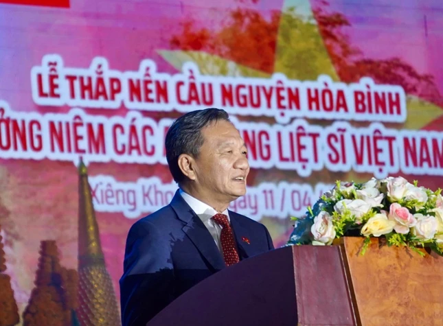 Đại sứ đặc mệnh toàn quyền Việt Nam tại Lào Nguyễn Minh Tâm phát biểu tại buổi lễ