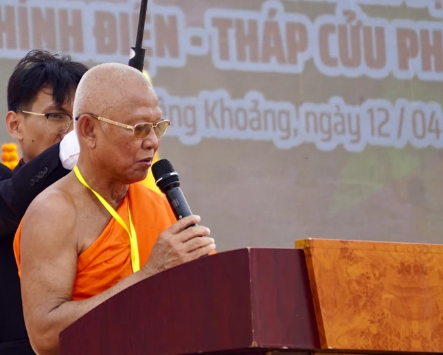 Hòa thượng Bun Suẩn Phăn Thạ Vông ban đạo từ