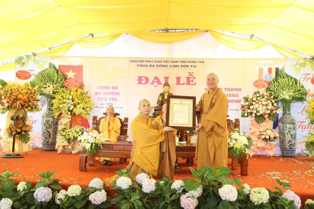 Đại đức Thích Thanh Quang trao quyết định bổ nhiệm trụ trì chùa Ba Đông đến Đại đức Thích Giác Hạnh
