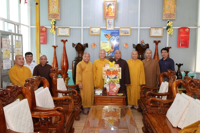 Đoàn cũng đến thăm tịnh xá Ngọc Tâm