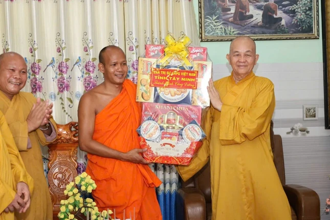 Hòa thượng Thích Minh Thiện chúc Tết và trao quà mừng Tết cổ truyền