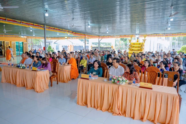 Đại diện Hội Bảo trợ Người khuyết tật và Trẻ mồ côi TP.HCM, Ủy ban MTTQVN xã Phú Giáo, chính quyền địa phương tham dự Đại diện Hội Bảo trợ Người khuyết tật và Trẻ mồ côi TP.HCM, Ủy ban MTTQVN xã Phú Giáo, chính quyền địa phương tham dự