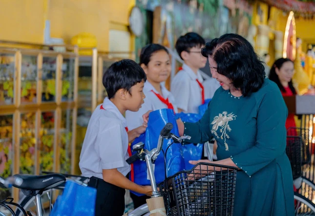 Bà Nguyễn Thị Bích Ngọc trao xe đạp và quà cho học sinh Bà Nguyễn Thị Bích Ngọc trao xe đạp và quà cho học sinh