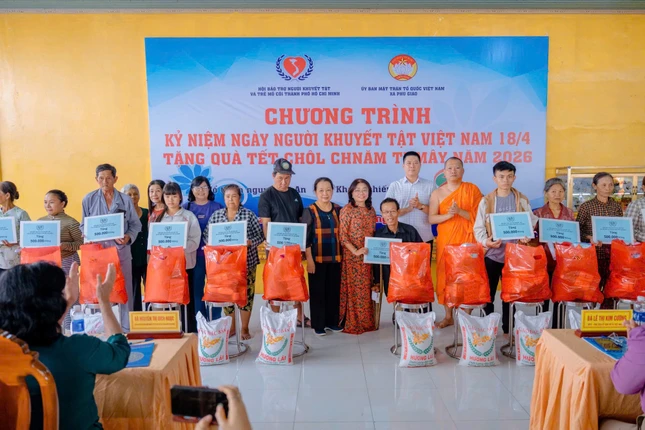 Ban Tổ chức trao quà đến người khuyết tật, người có hoàn cảnh khó khăn Ban Tổ chức trao quà đến người khuyết tật, người có hoàn cảnh khó khăn