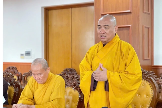 Thượng tọa Thích Phước Nguyên chúc mừng Phòng An ninh nội địa - Công an TP.HCM nhân kỷ niệm 80 năm Ngày truyền thống lực lượng An ninh nội địa - Ảnh: Lâm Huy