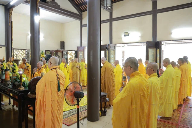 Chư tôn đức tưởng niệm húy nhật Ni trưởng Thích nữ Hướng Đạo (Sư bà Diệu Viên)