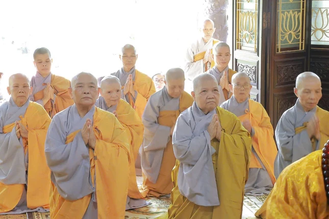 Chư Ni đảnh lễ Giác linh Ni trưởng Thích nữ Hướng Đạo (Sư bà Diệu Viên)