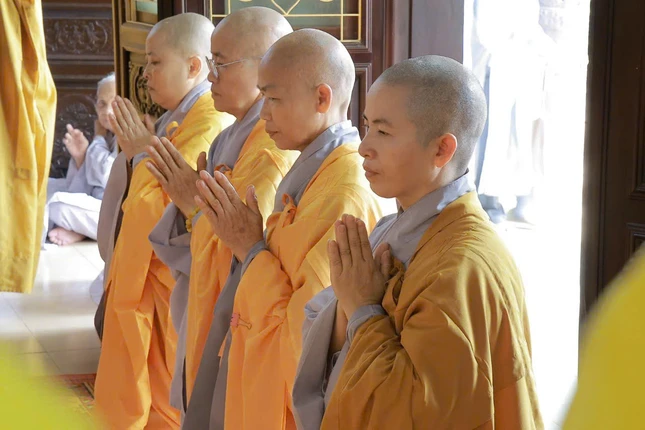 Chư Ni đại diện môn đồ pháp quyến