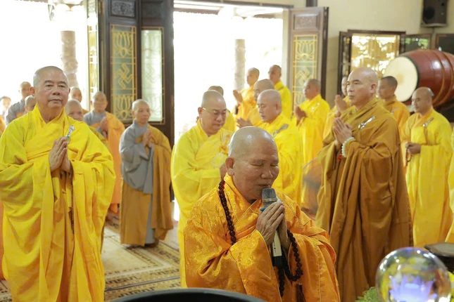 Chư tôn đức cử hành khóa lễ truyền thống