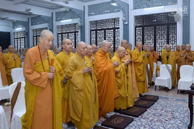 Chư vị giáo phẩm thắp hương tưởng niệm vị lãnh đạo Giáo hội có nhiều đóng góp cho Đạo pháp và Dân tộc