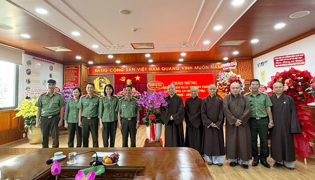 Phái đoàn Ban Thường trực Ban Trị sự TP.HCM chúc mừng Ngày truyền thống Lực lương an ninh nội địa, tại Phòng An ninh nội địa - Công an TP.HCM