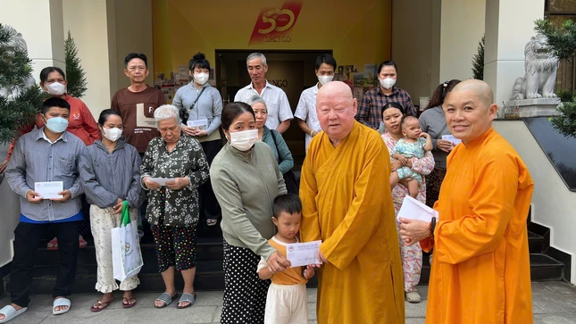 Hòa thượng Thích Duy Trấn trao tiền ủng hộ đến bệnh nhân khó khăn