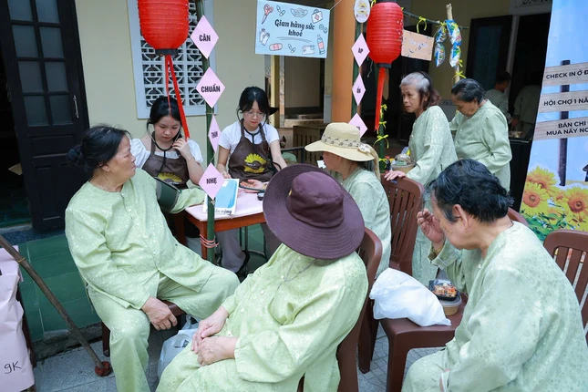 Các cụ được đo huyết áp