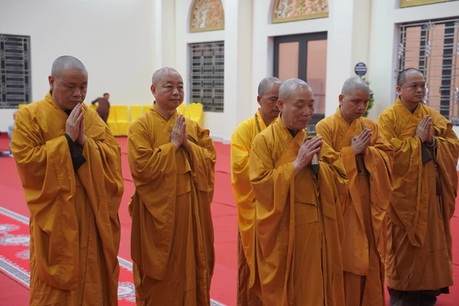 Chư tôn đức Hội đồng Trị sự đảnh lễ Giác linh Trưởng lão Hòa thượng