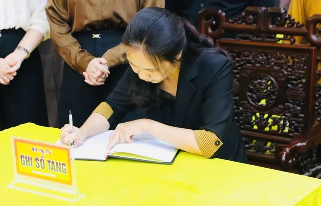 Bà Trần Thị Minh Nga ghi sổ tang phân ưu cùng Ban Tổ chức Lễ tang và môn đồ pháp quyến