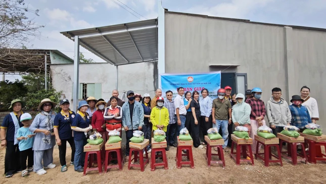 Đoàn trao quà đến các gia đình khó khăn tại địa phương