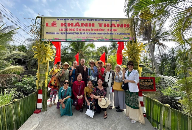 Đoàn từ thiện trong ngày vui khánh thành cầu mới - Ảnh: V.T