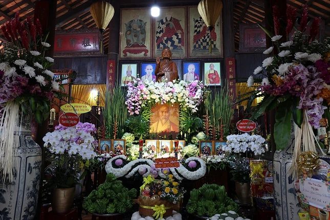 Hương án chư vị Tổ sư tại tổ đình Tôn Thạnh