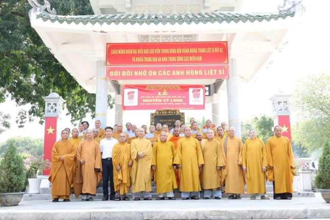 Chư tôn đức tại Nghĩa trang Liệt sĩ Đồi 82