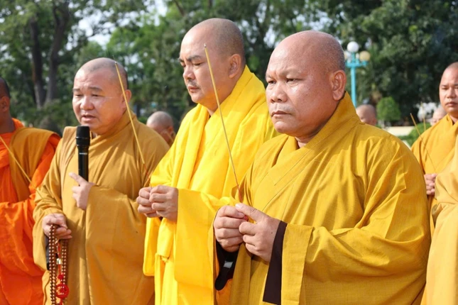 Chư tôn đức Ban Thường trực dâng hương tưởng niệm các anh hùng, liệt sĩ