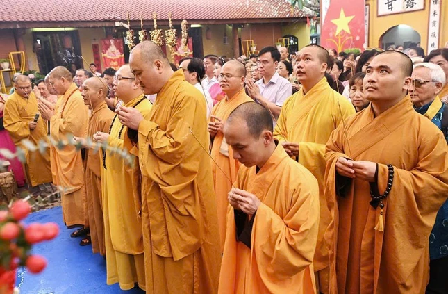 Chư tôn đức dâng hương tri ân Tổ sư chùa Duệ Tú