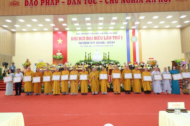 Chư tôn đức và cư sĩ nhận Bằng tuyên dương công đức của Hội đồng Trị sự GHPGVN