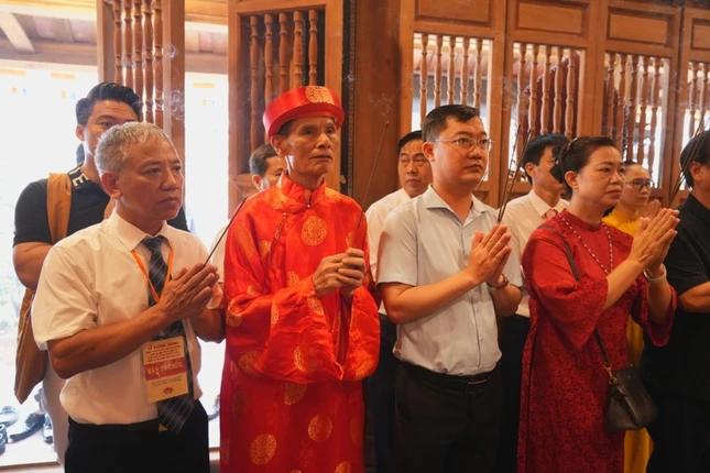 Dâng hương Tam bảo