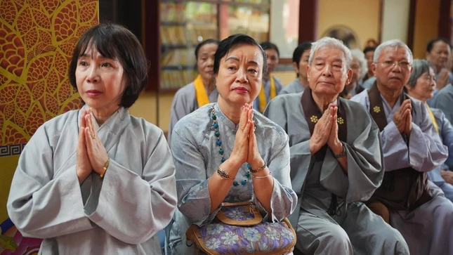 Phật tử tham dự Lễ giỗ Tổ Hùng Vương tại chùa Bằng