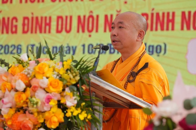 Thượng tọa Thích Thanh Trung, trụ trì chùa Phúc Lâm báo cáo kết quả tu bổ, tôn tạo di tích chùa