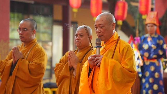 Hòa thượng Thích Bảo Nghiêm dâng hương