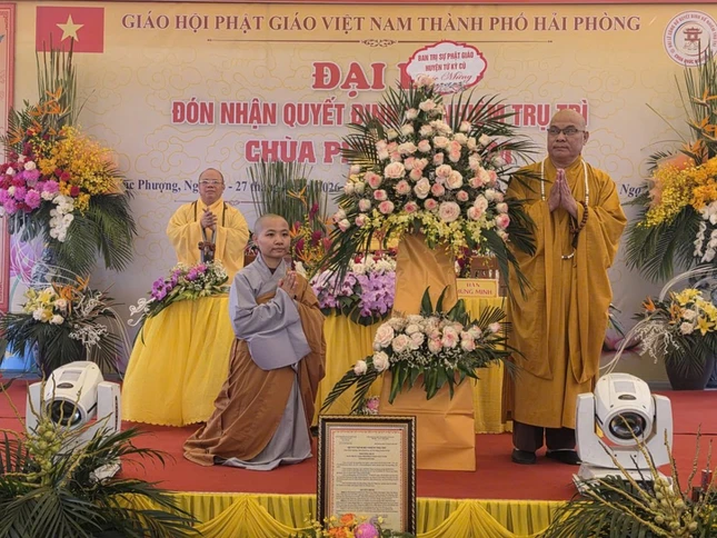 Hòa thượng Thích Thanh Vân tặng hoa chúc mừng của Ban Trị sự TP.Hải Phòng