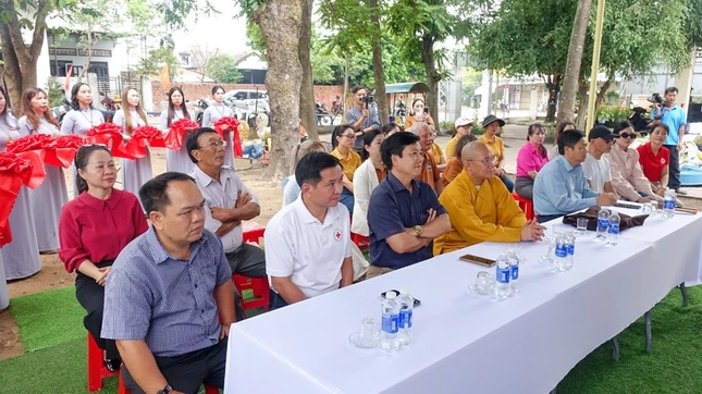 Đoàn từ thiện cùng lãnh đạo địa phương tham dự