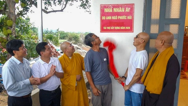 Bàn giao nhà tình thương cho hộ nghèo