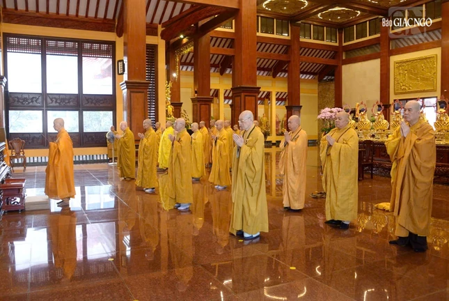 Chư tôn đức đảnh lễ Tam bảo tại Lễ Bố-tát