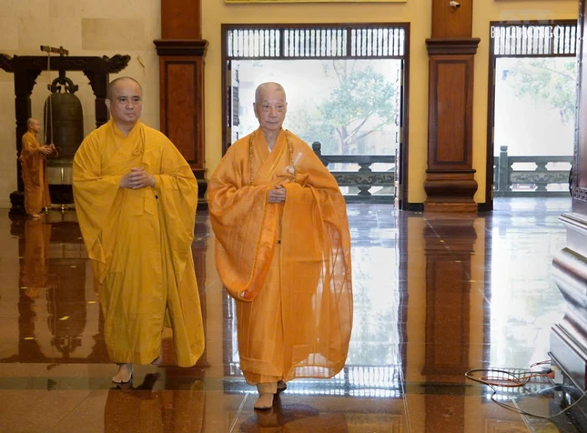 Đức Pháp chủ GHPGVN quang lâm chánh điện Việt Nam Quốc Tự