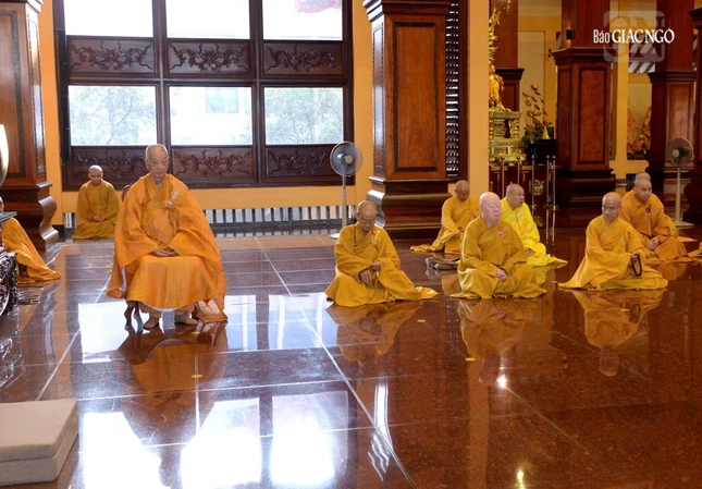 Đức Pháp chủ thính giới cùng đại chúng