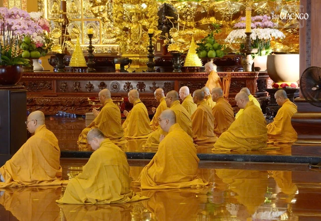 Đại chúng thanh tịnh trong ngày Bố-tát, thính giới định kỳ tại Việt Nam Quốc Tự