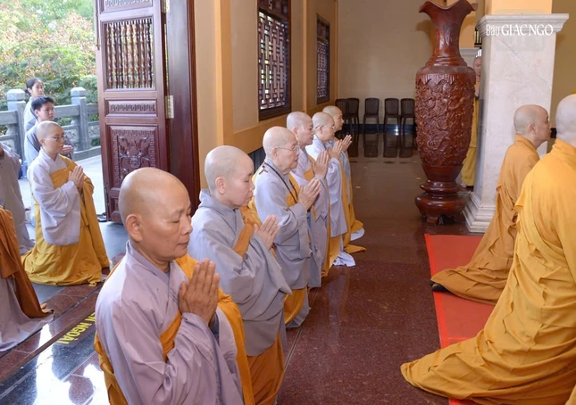 Chư Ni thành kính đảnh lễ tại lễ tưởng niệm 13 năm ngày viên tịch Trưởng lão Thích Từ Nhơn