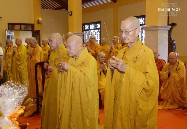 Chư tôn đức giáo phẩm Hội đồng Chứng minh, Hội đồng Trị sự, Ban Trị sự TP.HCM thắp hương tưởng niệm