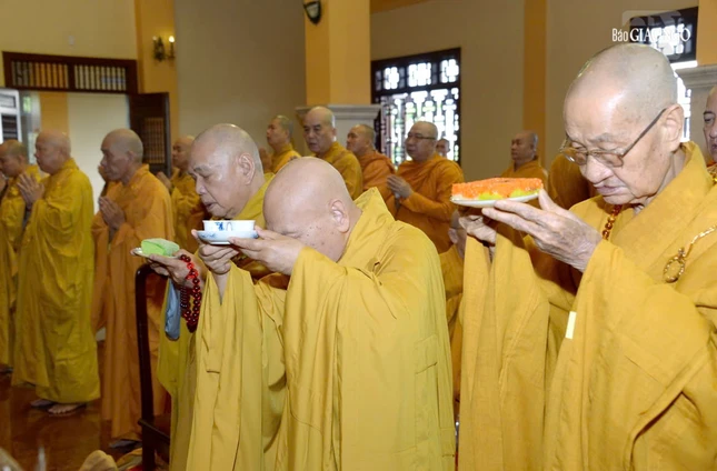 Chư vị giáo phẩm dâng trà