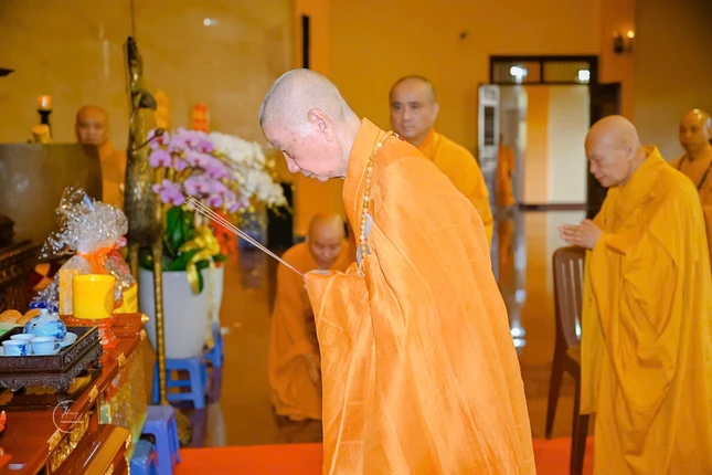 Đại lão Hòa thượng Pháp chủ GHPGVN cùng Trưởng lão Hòa thượng Thích Thiện Nhơn thắp hương tưởng niệm - Ảnh: Đăng Huy