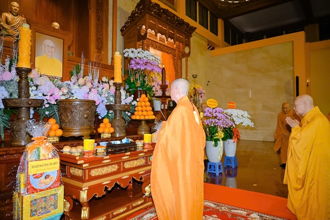 Đại lão Hòa thượng Pháp chủ GHPGVN và Trưởng lão Hòa thượng Thích Thiện Nhơn, Phó Pháp chủ Hội đồng Chứng minh thắp hương tưởng niệm Giác linh Trưởng lão Hòa thượng Thích Từ Nhơn - Ảnh: Đăng Huy