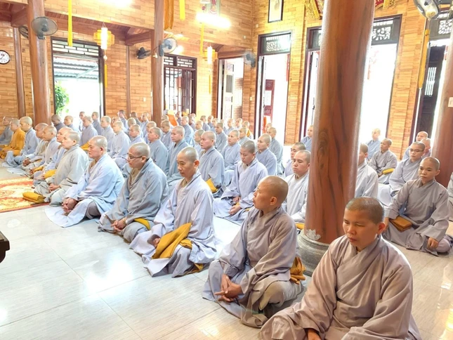 Chư Ni tham dự buổi họp