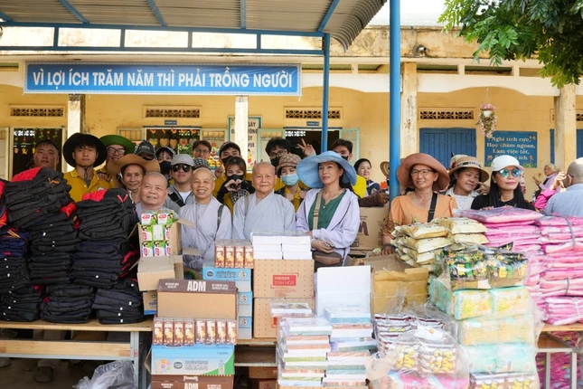 Đoàn trao nhiều phần quà cho học sinh khó khăn
