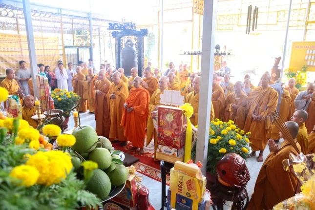 Chư tôn đức dâng hương tưởng niệm