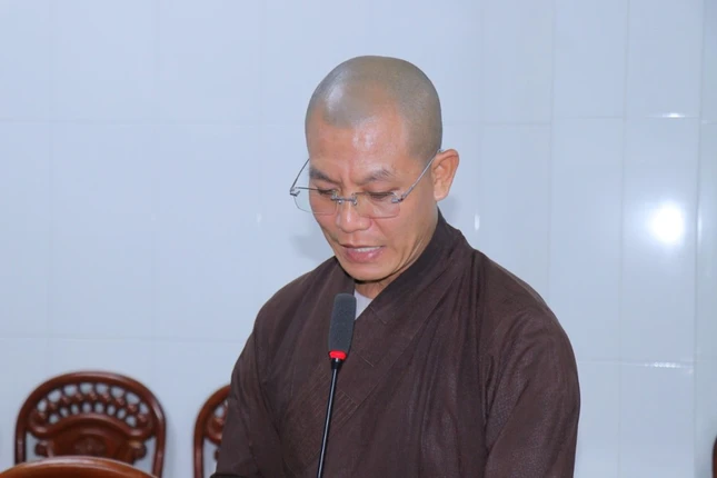 Đại đức Thích Minh Bình báo cáo tại buổi họp